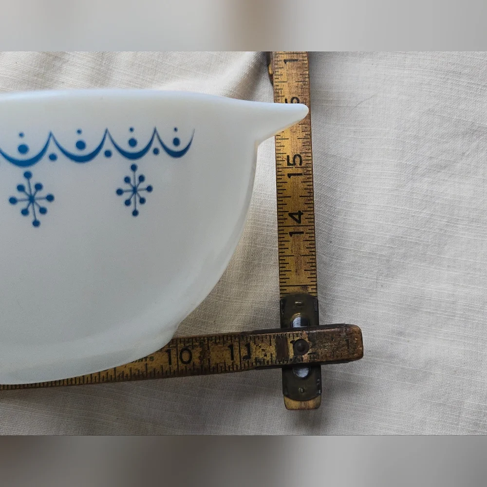 Vintage Pyrex Snowflake Garland mixing bowl - Picture 6 of 6